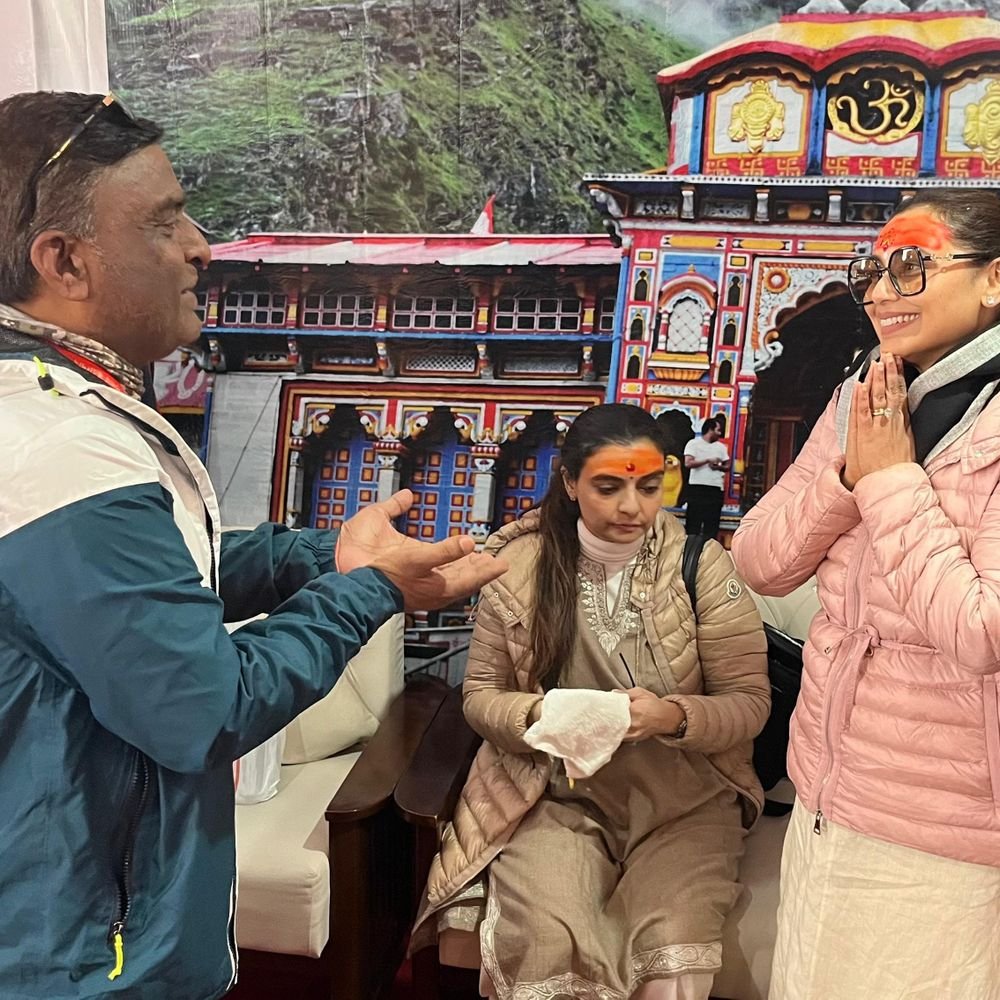 रानी मुखर्जी ने केदारनाथ और बद्रीनाथ धाम में किए दर्शन:सुख-शांति की कामना की, केदारनाथ में पूर्वजों की स्मृति में कराई पूजा