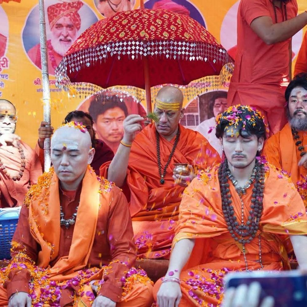 ऋषिकेश में जापान के दो साधक बने महामंडलेश्वर:वीरभद्र मंदिर में वैदिक मंत्रोच्चार के बीच हुआ पट्टाभिषेक, सनातन परंपरा से जुड़े