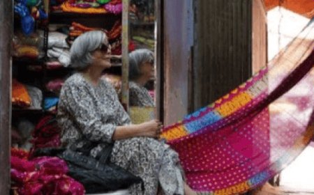 एक्ट्रेस जीनत अमान ने जयपुर में खरीदी सिल्वर ज्वेलरी-साड़ी:‘द रॉयल्स’ की शूटिंग के बीच एक्ट्रेस ने की शॉपिंग; रामबाग में ज्योतिष को दिखाई हाथ की रेखाएं